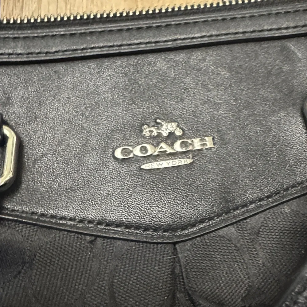 Coach Black Signature purse in good condition - Picture 2 of 8